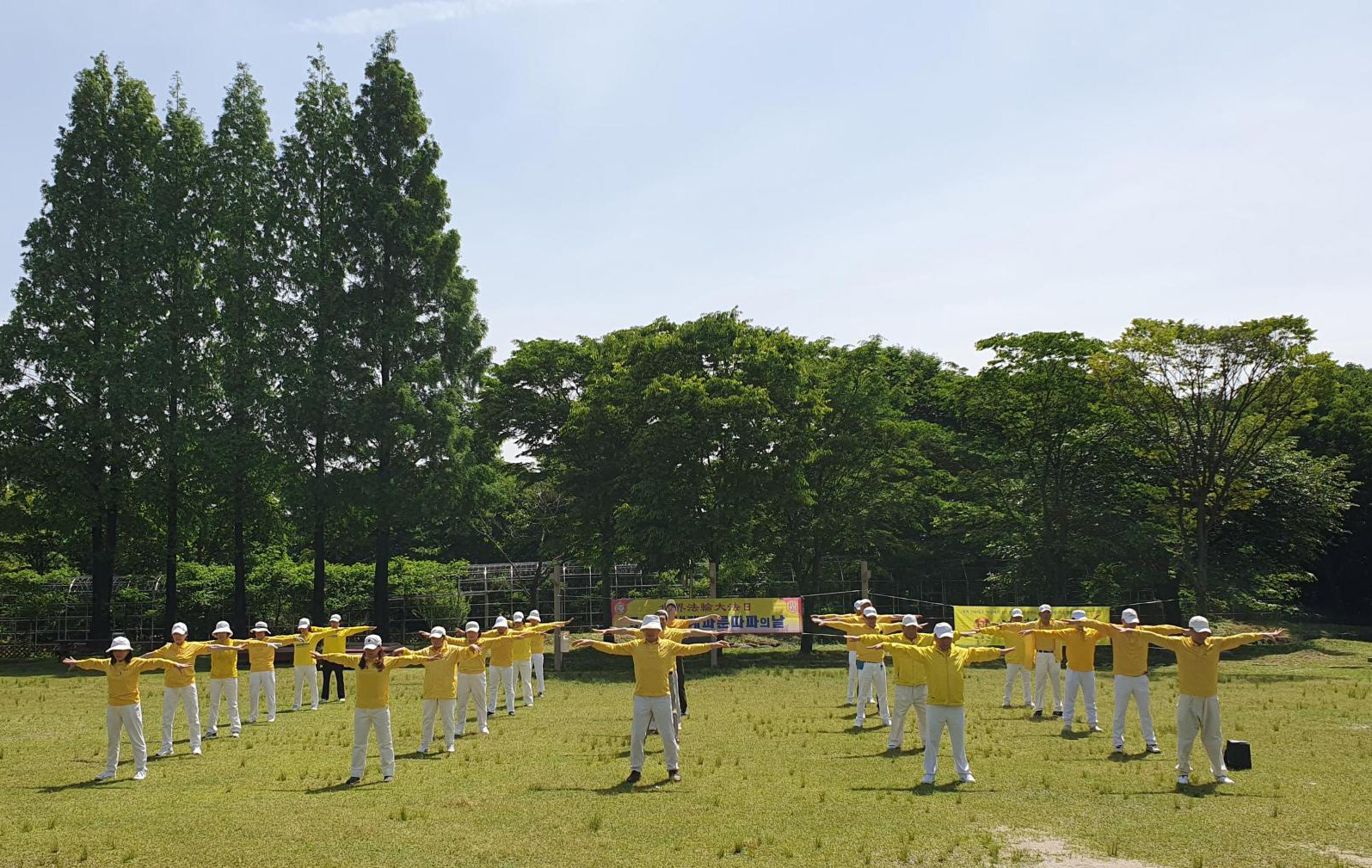 图5:韩国光州及全罗道大法弟子炼功庆祝世界法轮大法日