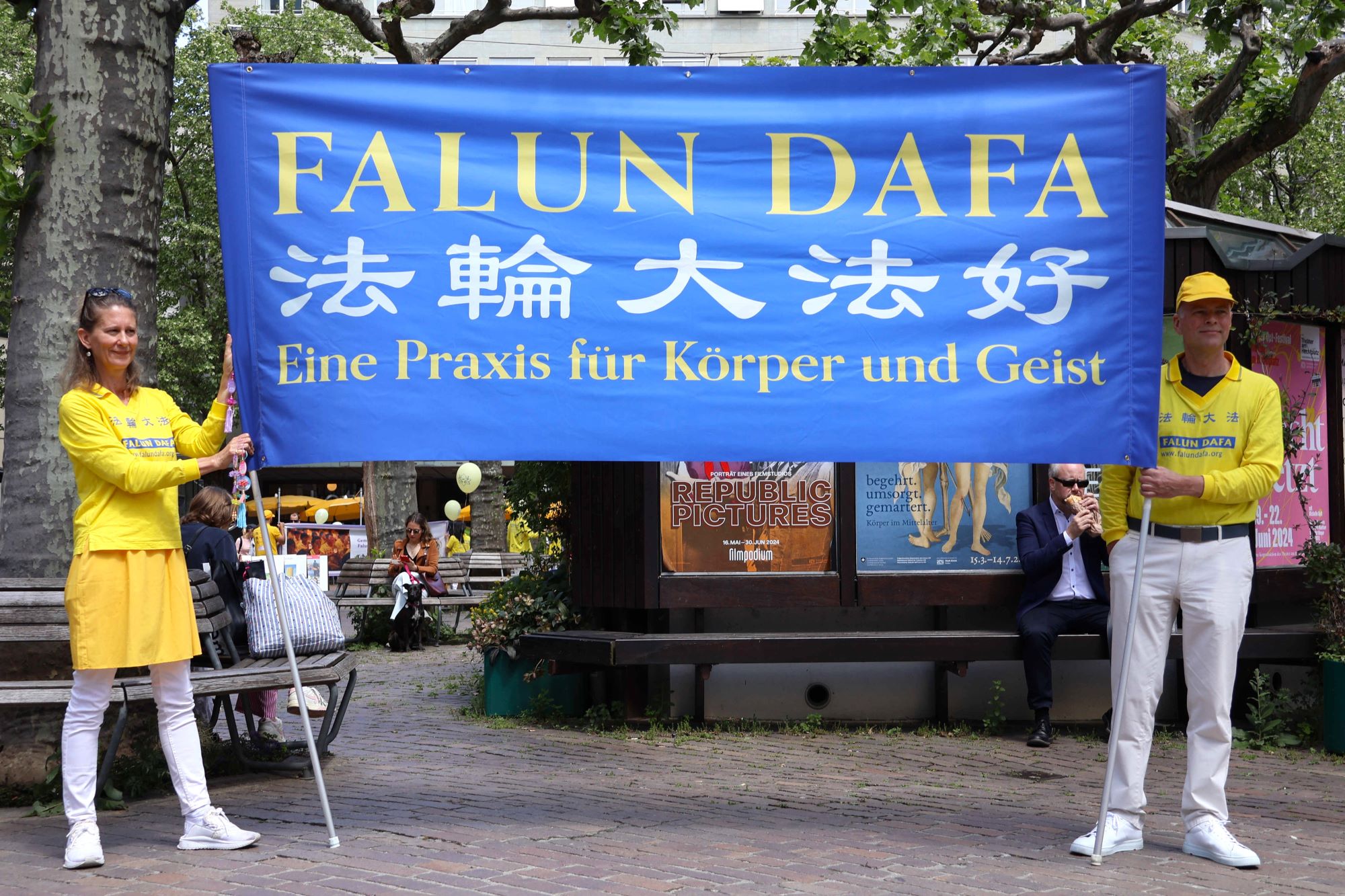 图1:二零二四年五月十八日,瑞士法轮功学员在苏黎世班霍夫大街附近的维尔德米勒广场(Werdmühleplatz)庆祝世界法轮大法日,暨法轮大法弘传三十二周年。