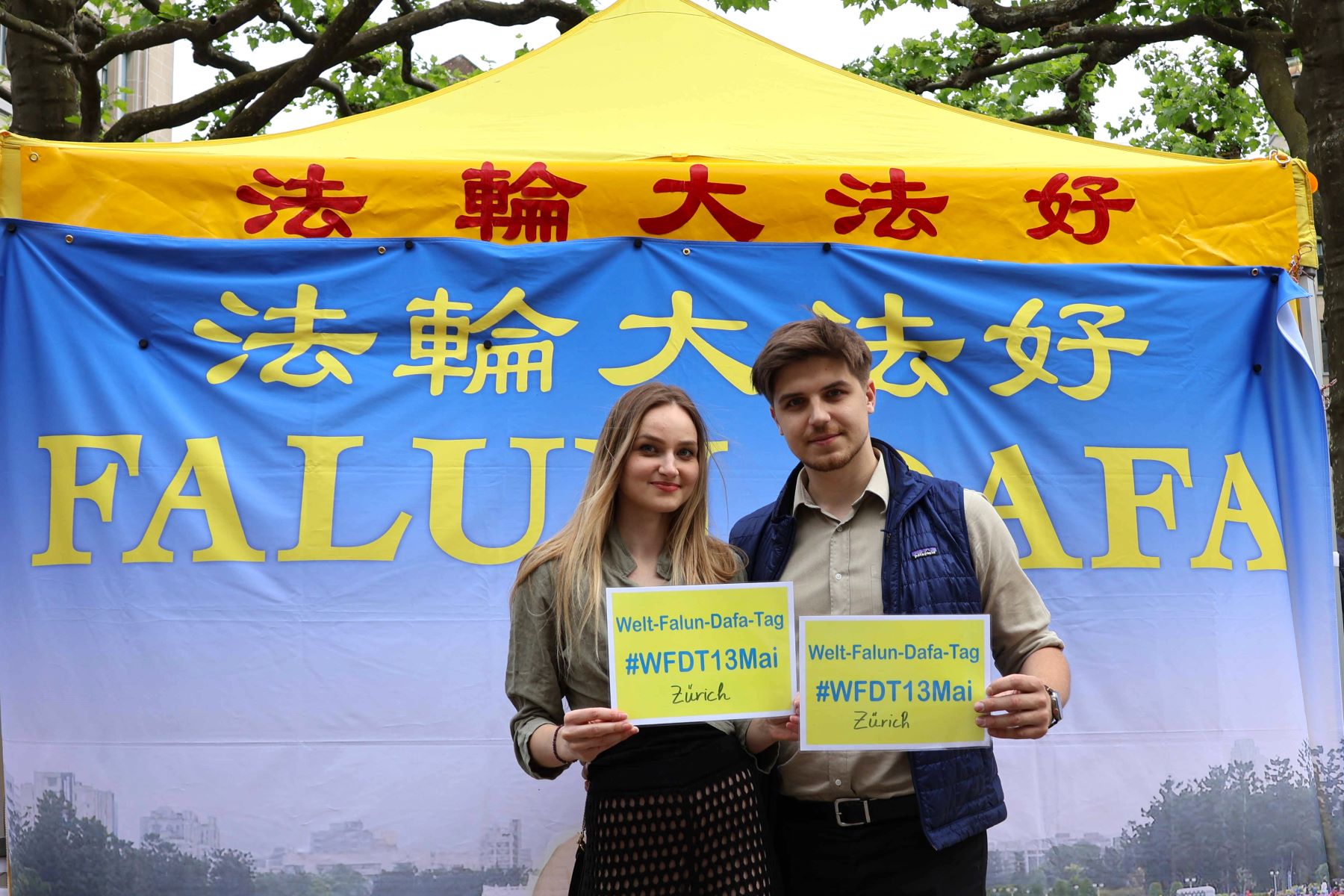 图14:萝拉‧耶吉和朋友都签名支持法轮功学员,萝拉对法轮功功法很感兴趣并说:“我也想学炼法轮功。”