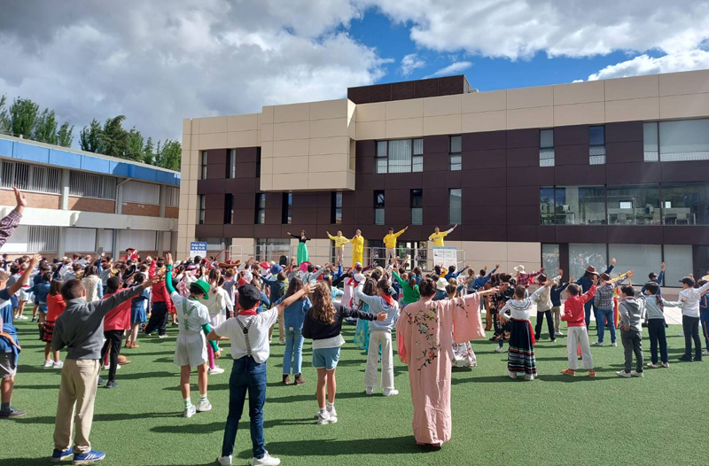 图1:6-8岁组学生集体学炼法轮功功法