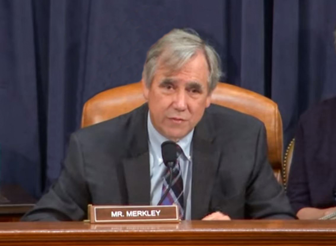图2:美国国会及行政当局中国委员会共同主席杰夫·默克利(Jeff Merkley )(图片来源:CECC视频截图)