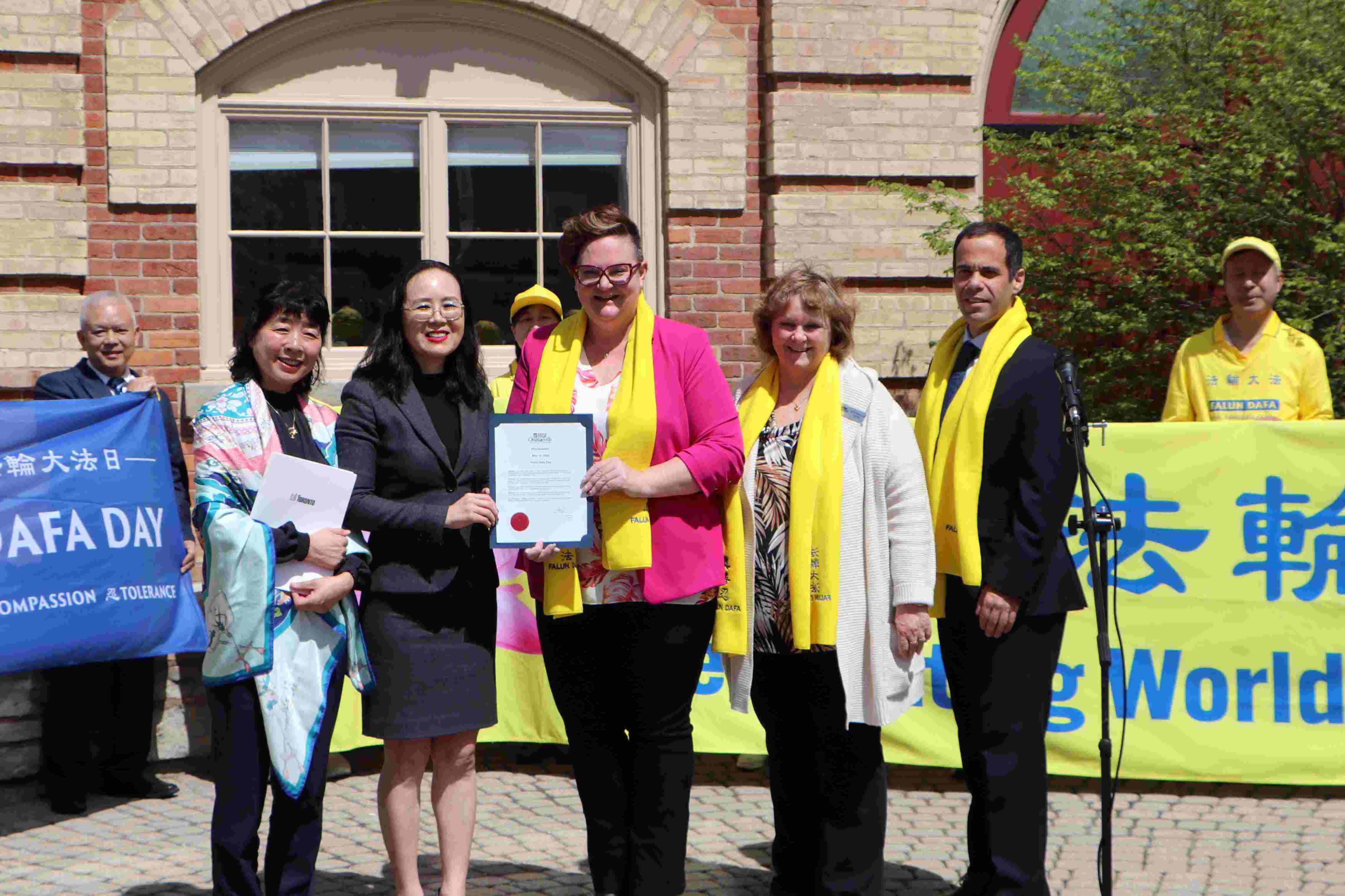 图5:奥兰治维尔市市长丽莎・波斯特(Lisa Post)(中)与市议员黛比・舍伍德(Debbie Sherwood)(右二)一同参与升旗仪式。