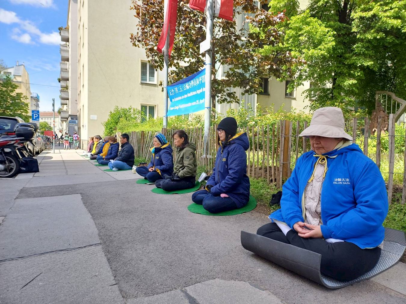 '图15~16:二零二四年四月二十五日,法轮功学员在维也纳中共使馆前纪念四·二五和平上访二十五周年。'