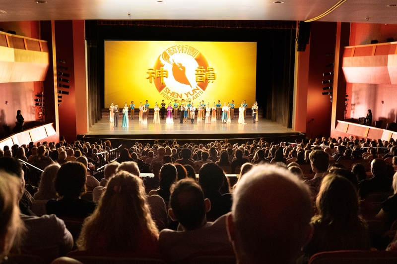 图2:二零二四年五月四日和五日,美国神韵新世界艺术团莅临在新奥尔良地区的梅泰里杰斐逊表演艺术中心(Jefferson Performing Arts Center),上演了三场演出,票房均爆满。(大<span style='max-width:0px!important;margin-left:-4px;color:#eee!important;'>.</span>纪<span style='max-width:0px!important;margin-left:-4px;color:#eee!important;'>.</span>元<span style='max-width:0px!important;margin-left:-4px;color:#eee!important;'>;</span>)
