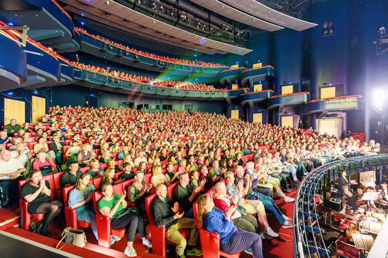 图8:2024年5月2日晚,美国神韵世界艺术团在德国不来梅大都会剧院(Metropol Theater Bremen)上演了今年当地第三场、也是最后一场演出。演出结束时,艺术家四次谢幕。(大<span style='max-width:0px!important;margin-left:-4px;color:#eee!important;'>.</span>纪<span style='max-width:0px!important;margin-left:-4px;color:#eee!important;'>.</span>元<span style='max-width:0px!important;margin-left:-4px;color:#eee!important;'>;</span>)