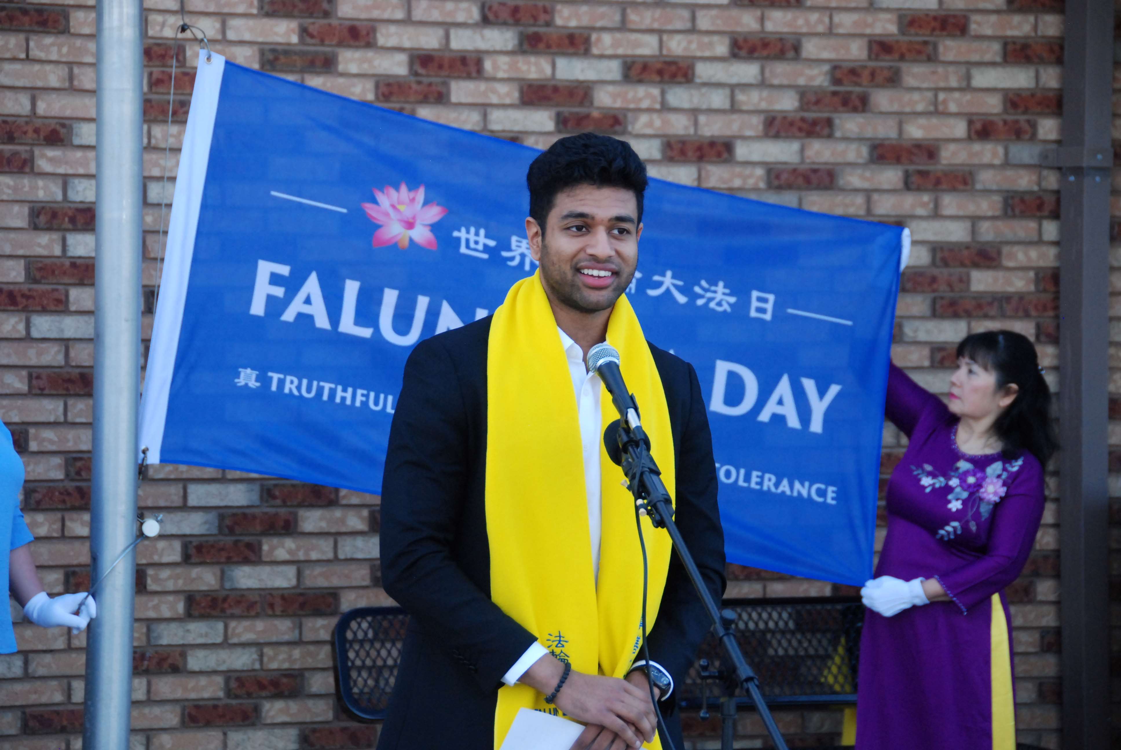 图2:阿希克·侯赛因(Mr. Ashik Hossain)代表国会议员菲利普·劳伦斯(Philip Lawrence)参加升旗仪式