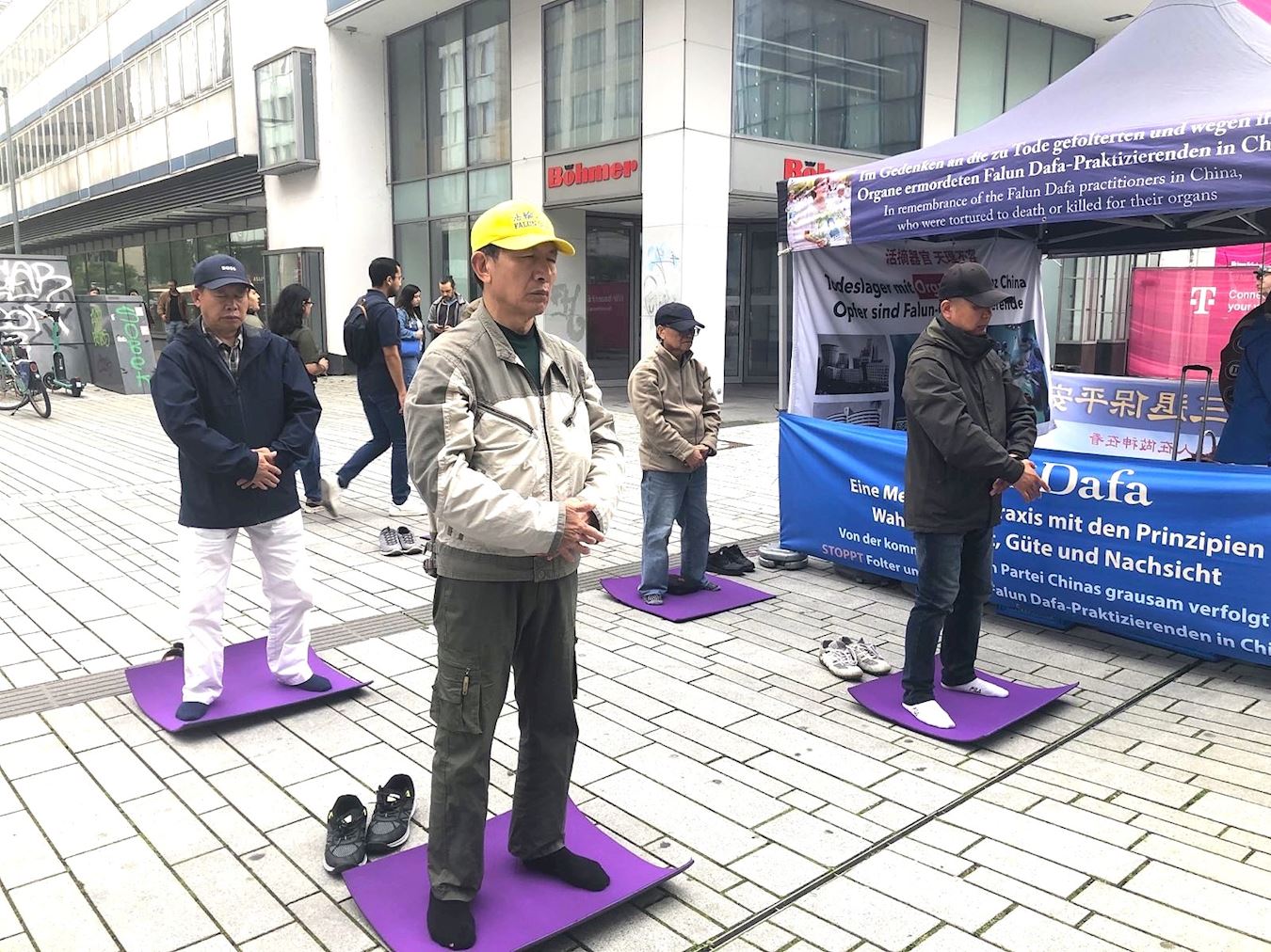 '图2:六月一日,法轮功学员在杜塞尔多夫的真相点演示五套功法。'