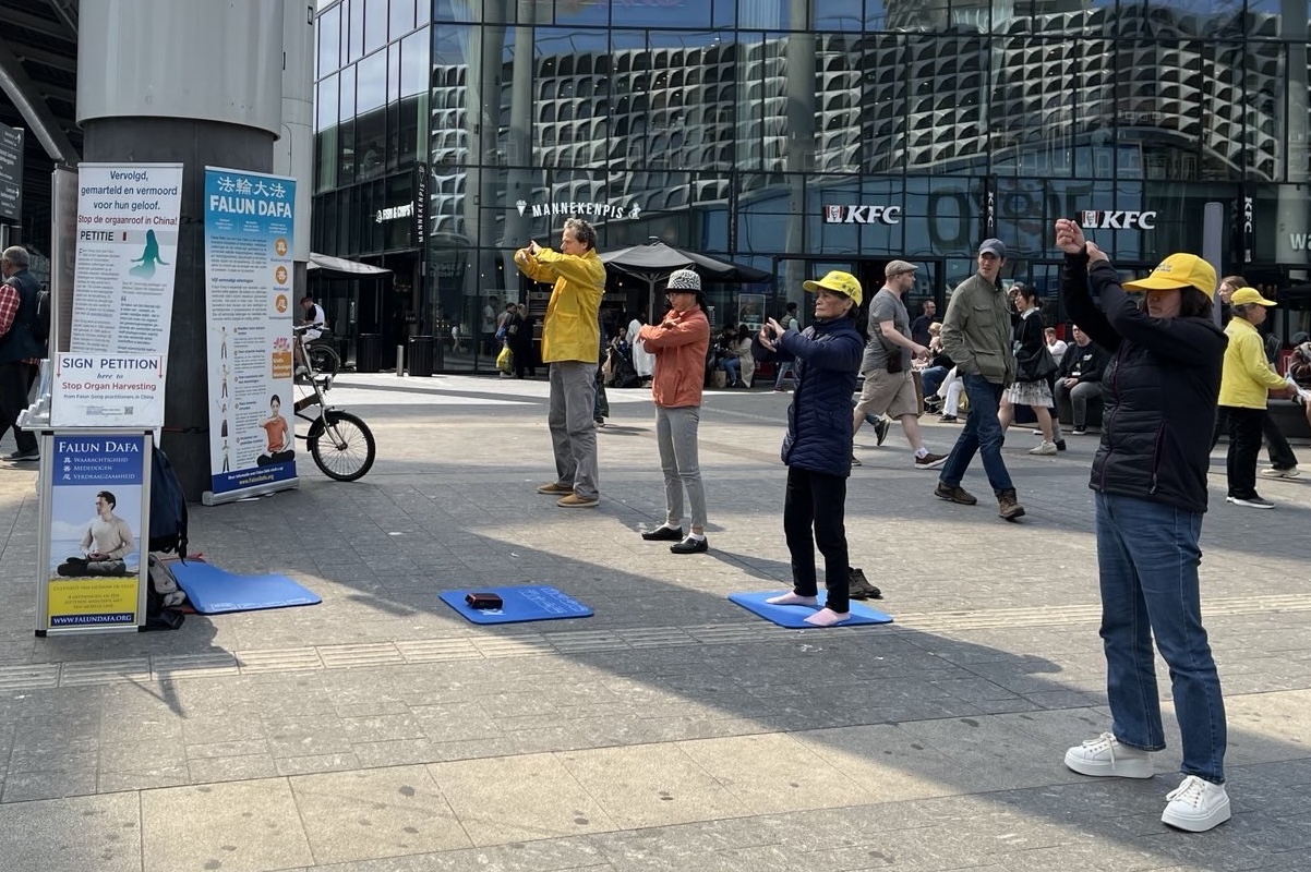 图1~2:法轮功学员每周都在乌得勒支中央车站(Utrecht Station)设立信息亭,全年向来往路人讲真相
