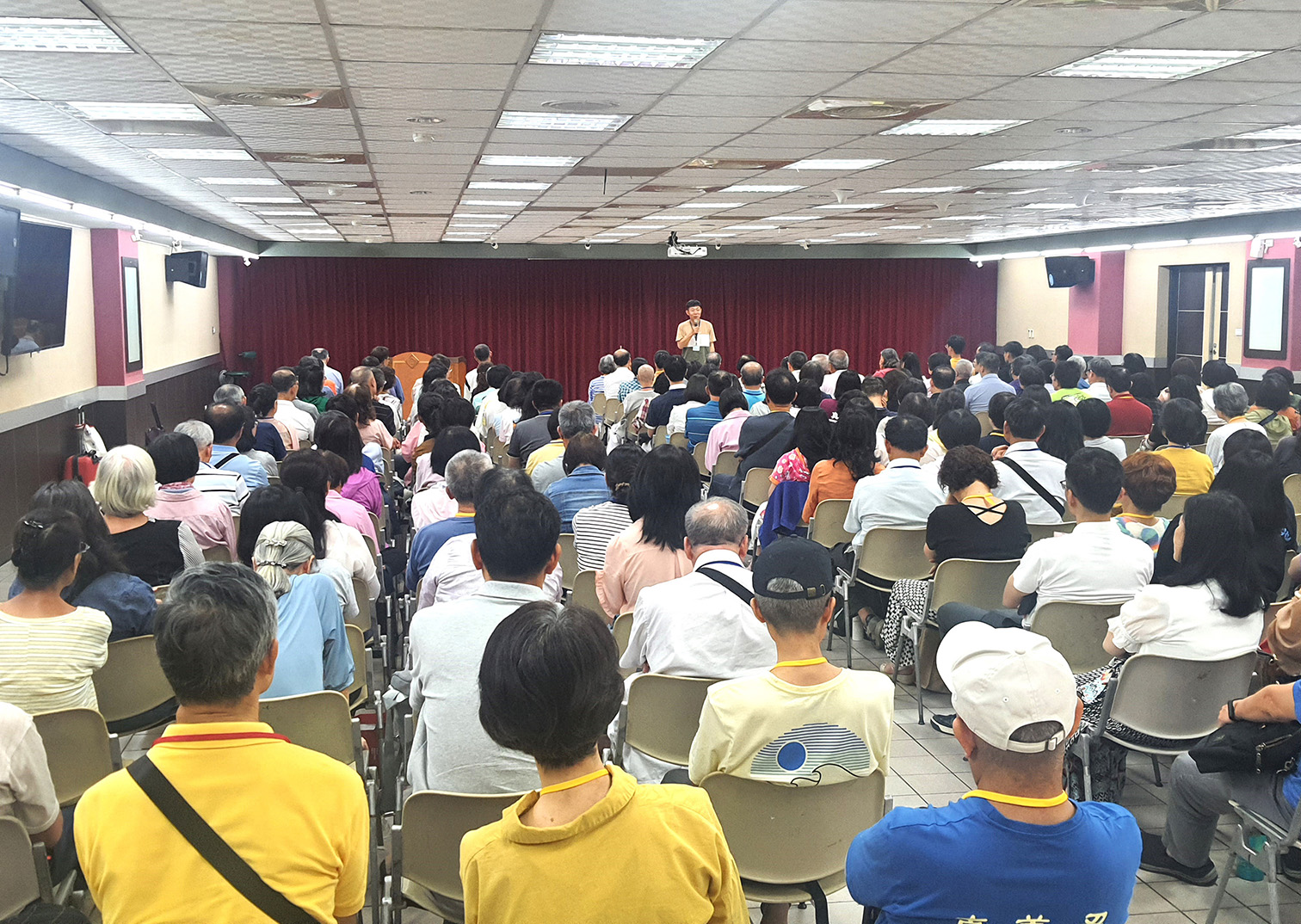 图1~2:二零二四年六月十六日下午,台湾各县市许多法轮功义务辅导员齐聚在台北市剑潭青年活动中心学法交流。