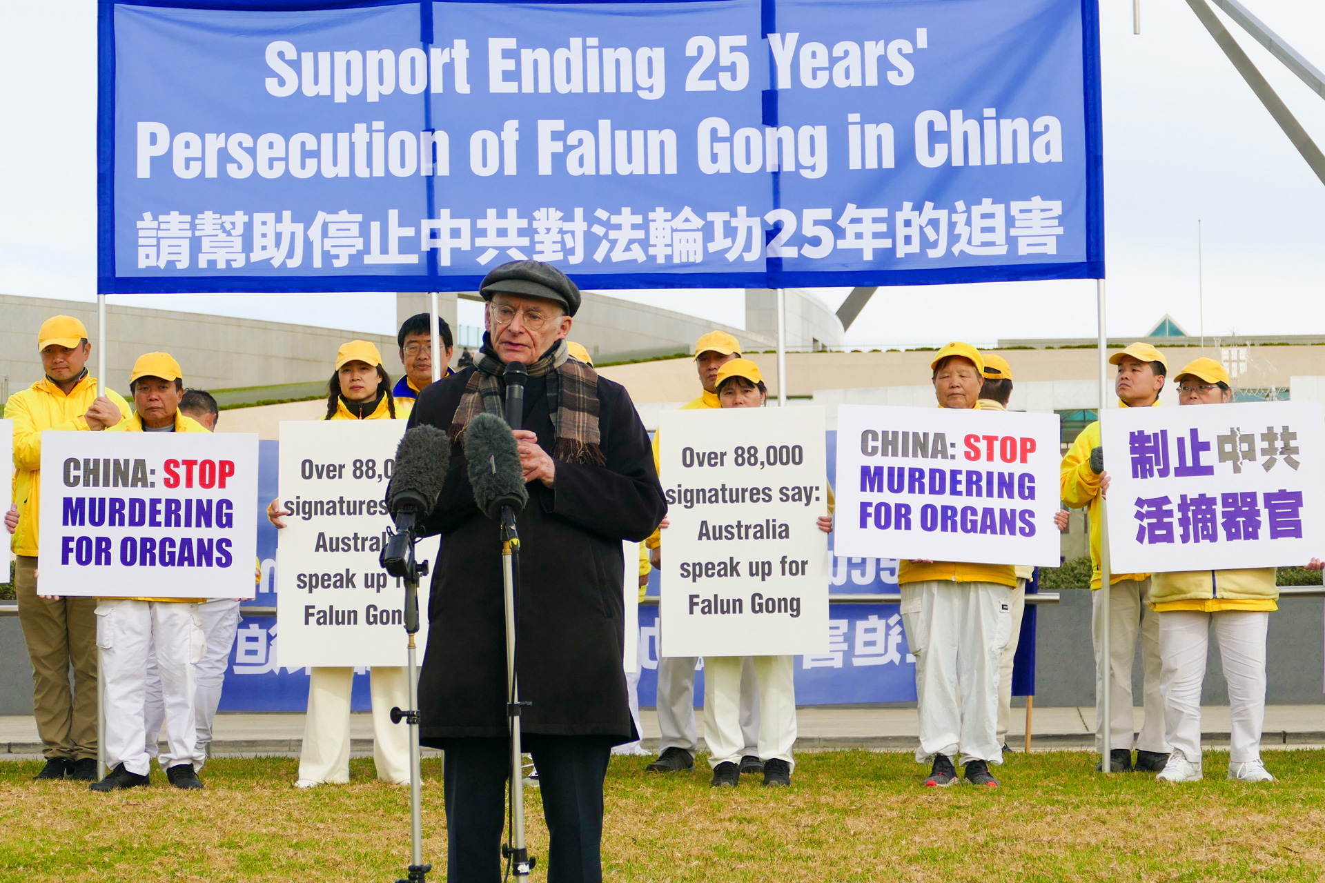 图4:二零二四年六月四日,麦塔斯在澳洲国会大厦前举行的新闻发布会上发言,呼吁澳洲联邦议会立法打击中共活摘器官罪行。