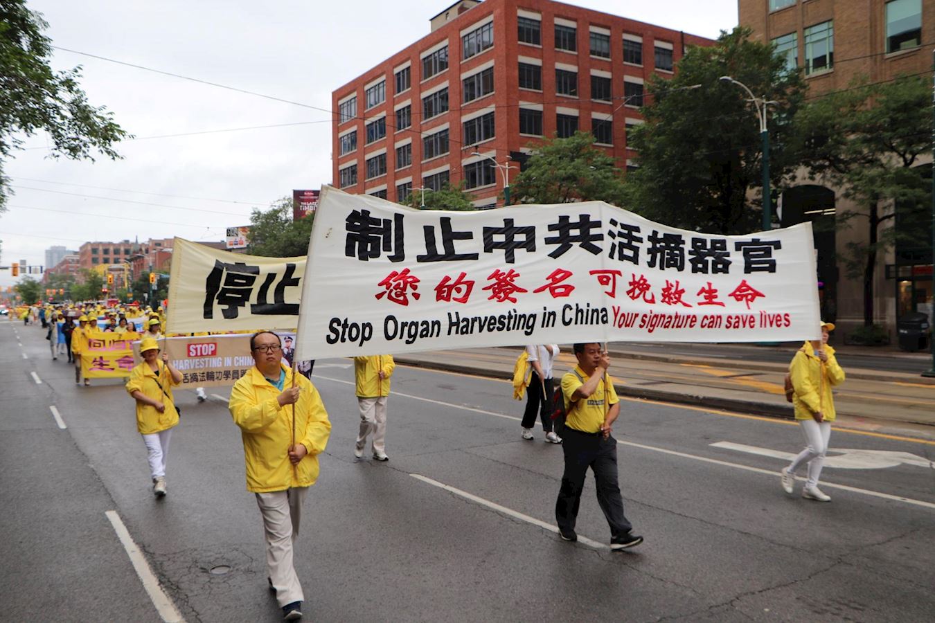 '图1~7:多伦多法轮功学员在当地唐人街举办庆祝四亿三千万中国人退出中共党、团、队组织的游行活动'