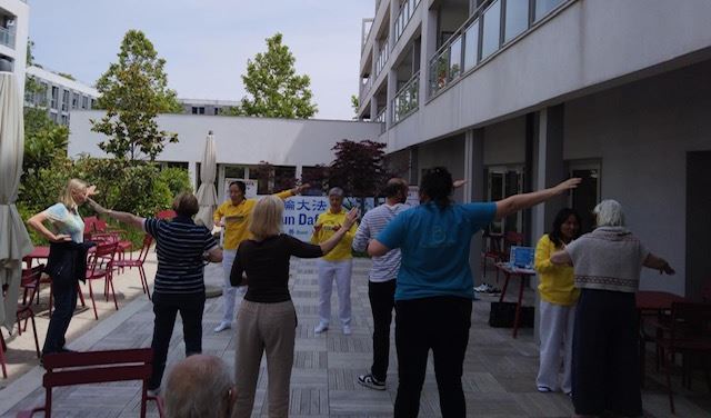 '图1~2:法轮功学员在法国西部拉罗谢尔(La Rochelle)的博索莱尔老人院(Villa Beausoleil)教法轮功功法。'