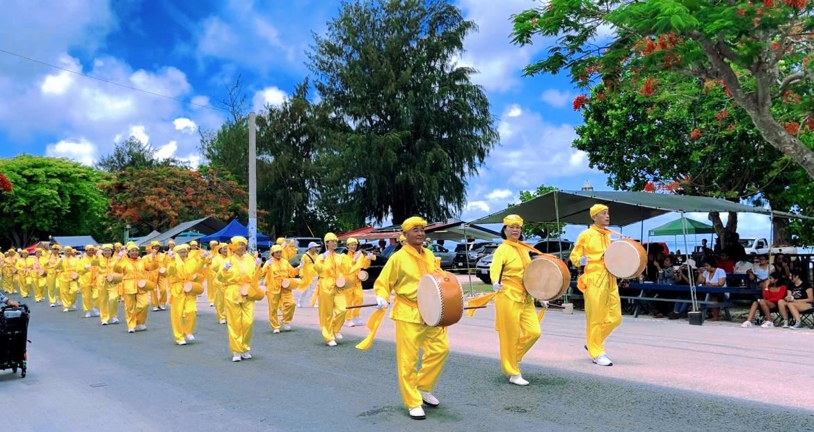 '图1~3:二零二四年七月四日,塞班岛法轮功学员与台湾法轮功腰鼓队参加塞班解放日游行庆典'