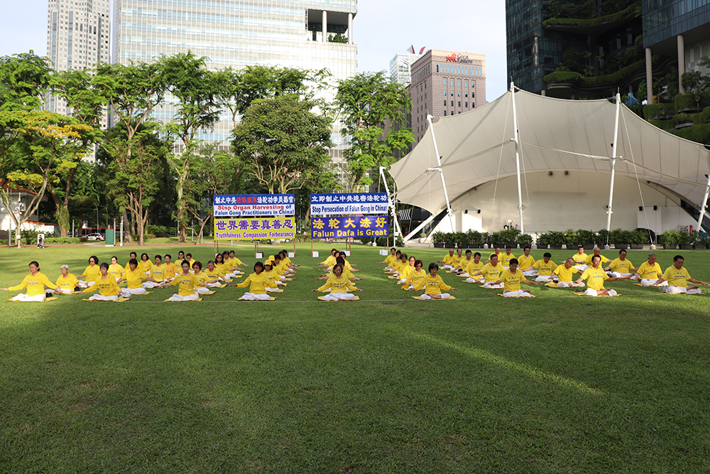 图1~2:法轮功学员集体炼功展示五套祥和的功法