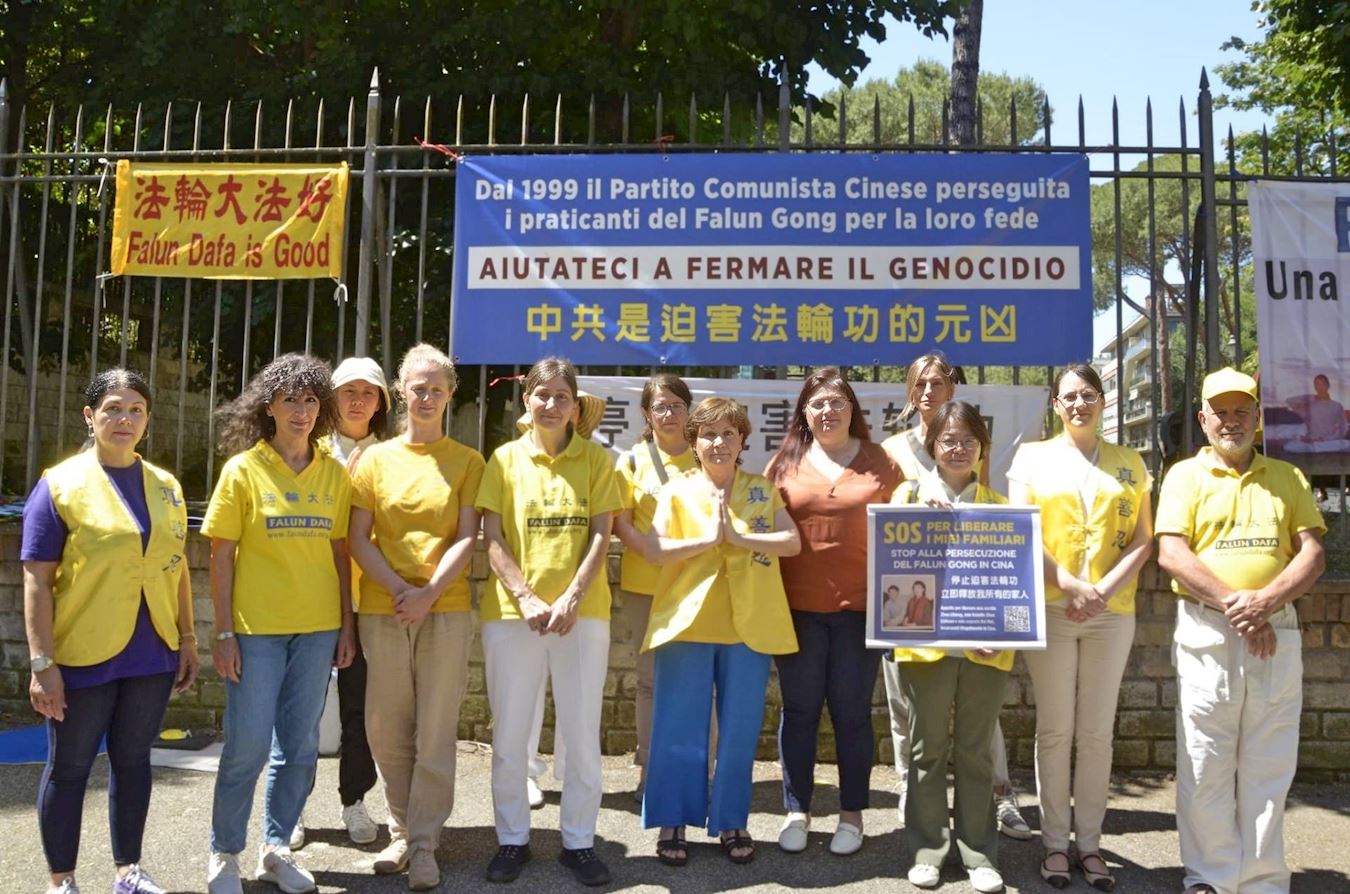 '图2:意大利参议院人权委员会委员、欧盟政策委员辛齐亚·佩莱格里诺(Cinzia Pellegrino)(右5)和法轮功学员一起参加中领馆和平抗议活动。'