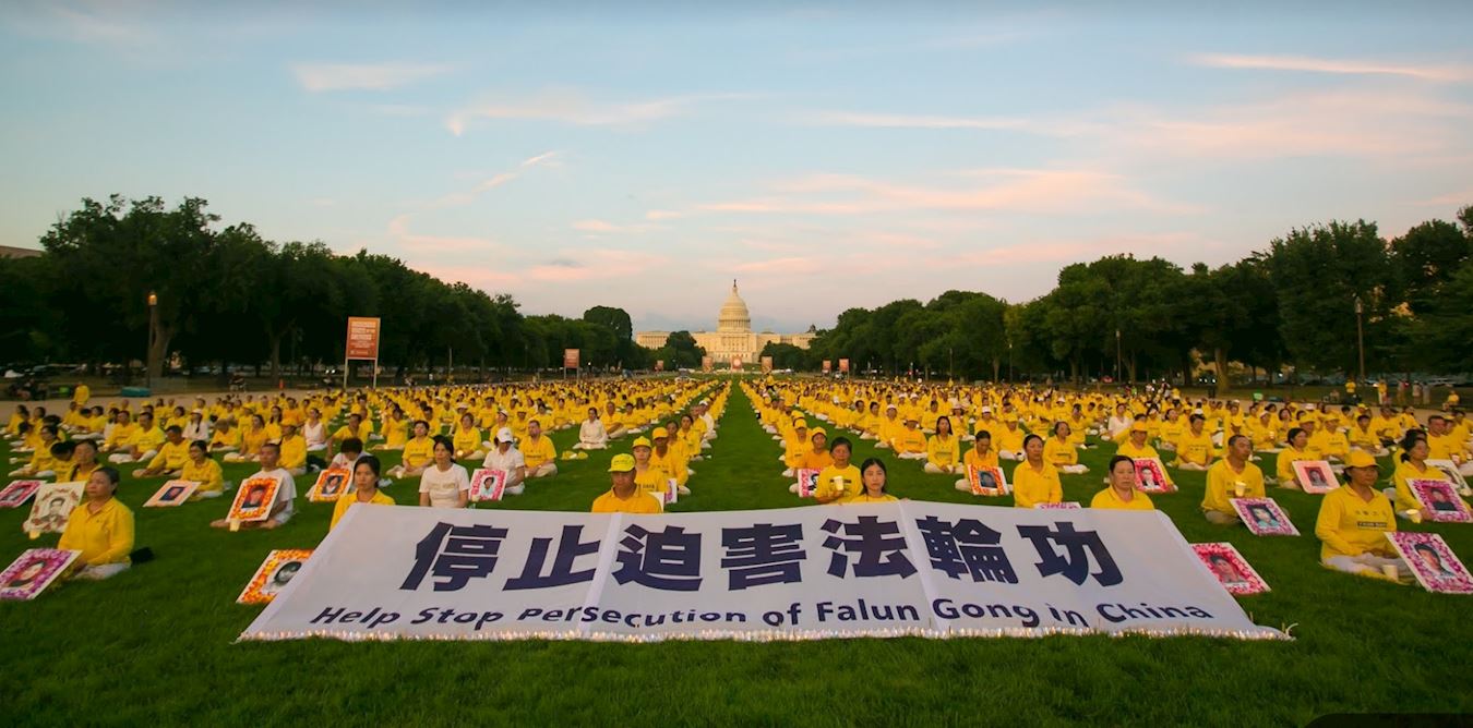 '图1~2:二零二四年七月十一日晚,美国东部的部份法轮功学员聚集美国首都华盛顿,在国家广场大草坪上举行烛光悼念,缅怀过去二十五年来被中共迫害致死的法轮功学员。'