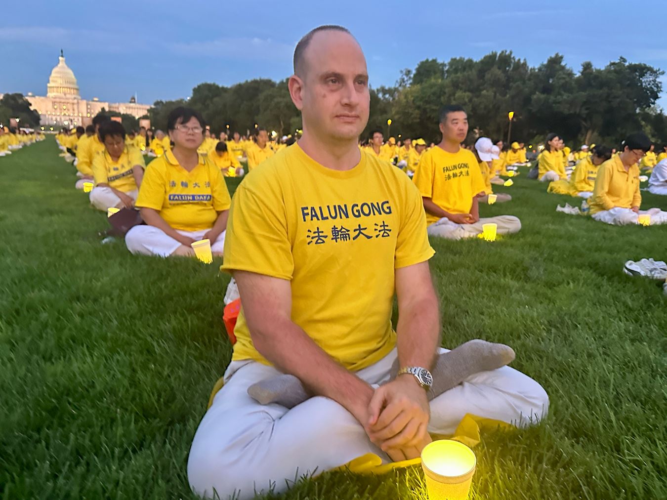 '图5:二零二四年七月十一日晚,来自以色列的法轮功学员塔穆兹·伊泰参加在美国首都华盛顿的国家广场举行的烛光夜悼,呼吁制止中共迫害法轮功。'