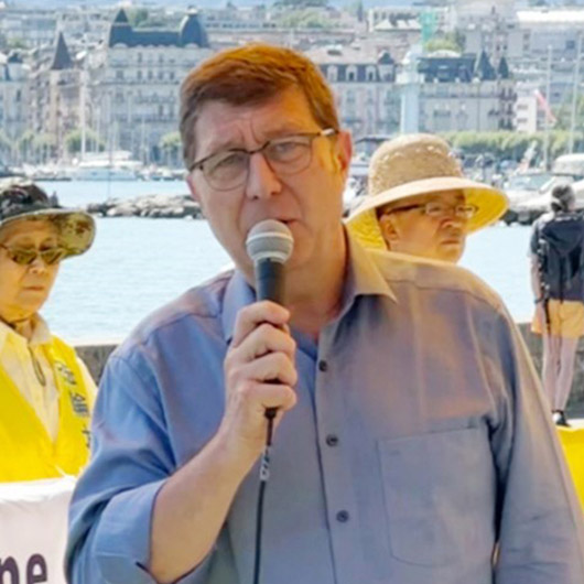 图3:联邦议会联邦院(上议院)议员毛罗·波贾(Mauro Poggia)到场发言支持法轮功。