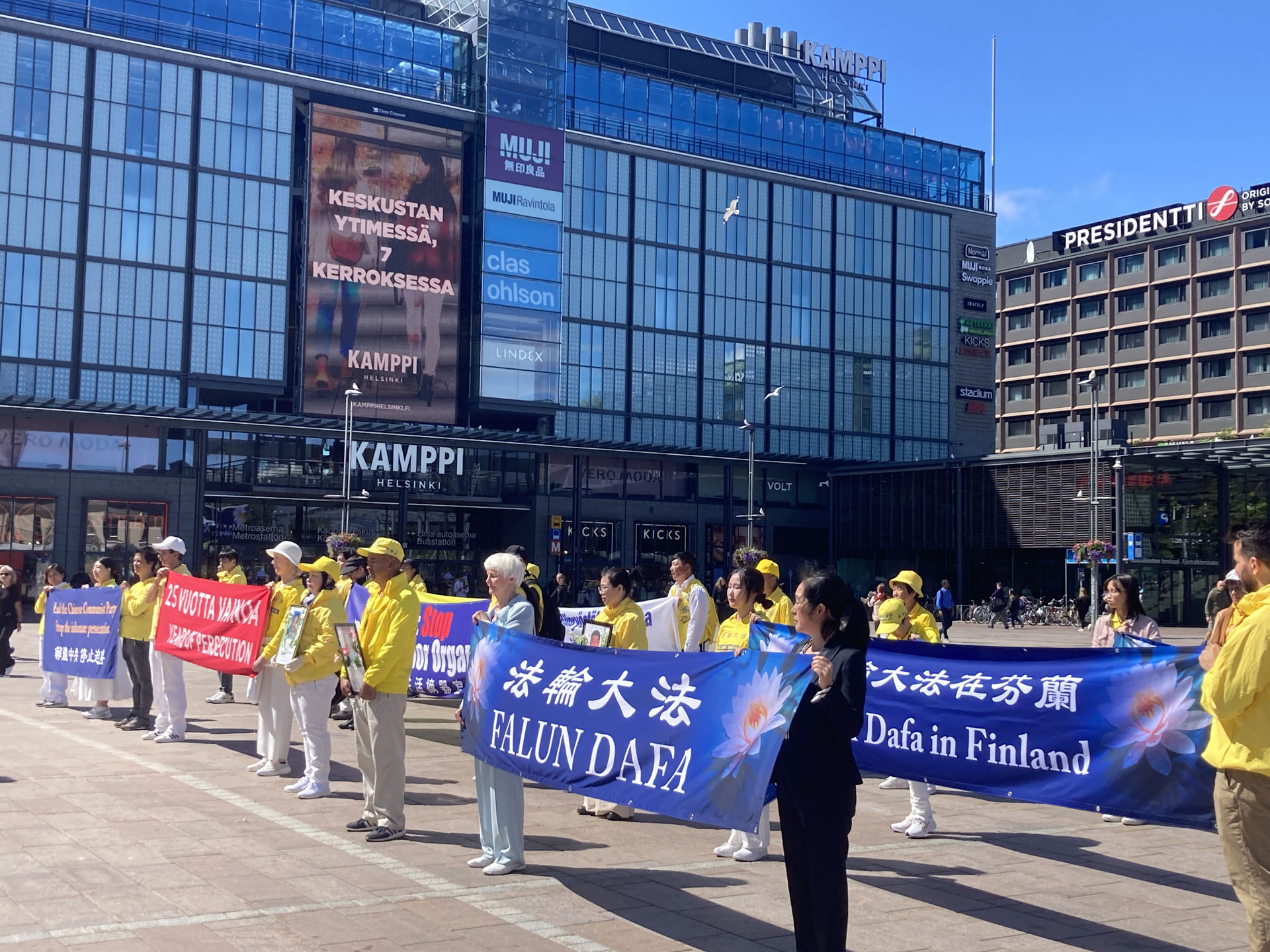 图4:芬兰法轮功学员在购物中心干比(Kamppi)集会现场