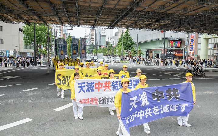 图1~4:二零二四年七月十四日下午,日本法轮功学员在大阪举办七•二零反迫害游行活动,吸引许多市民驻足观看。