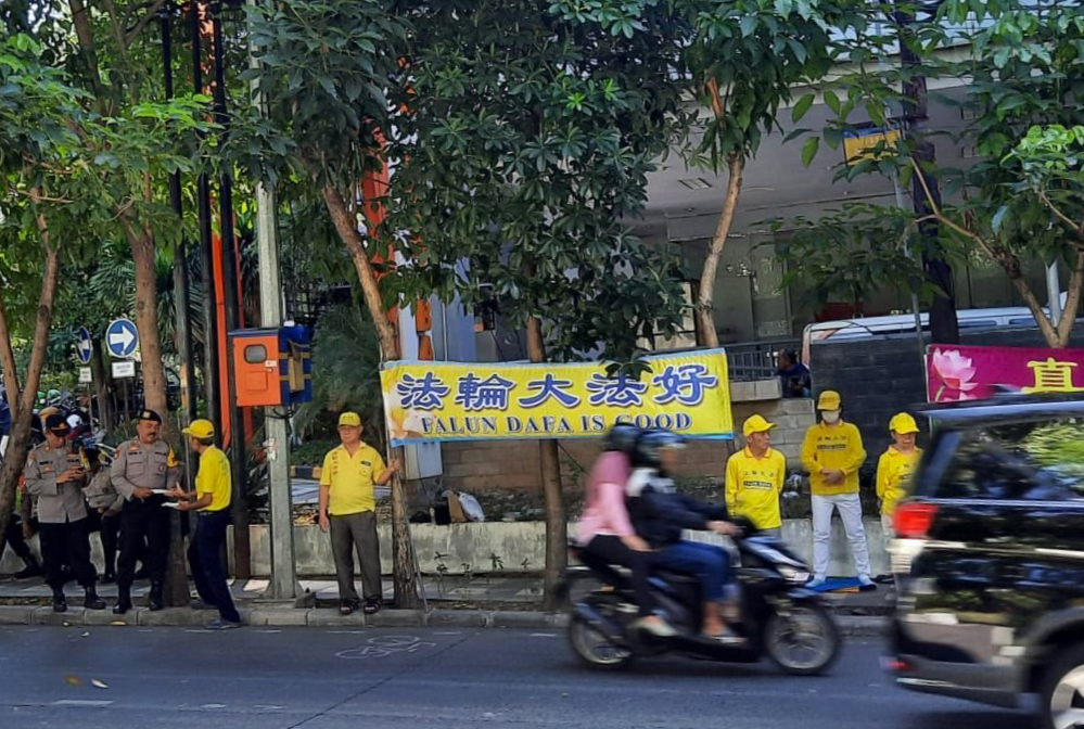 图1:二零二四年七月十二日,法轮功学员在中共驻泗水总领馆前举行和平集会,呼吁停止迫害。