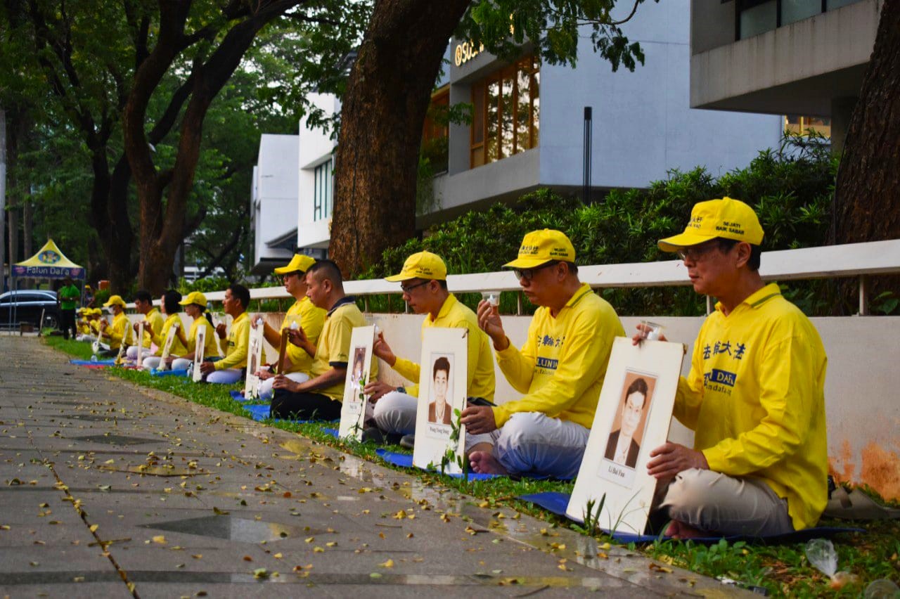图2~3:七月十三日,雅加达法轮功学员在中共大使馆前举行集会。