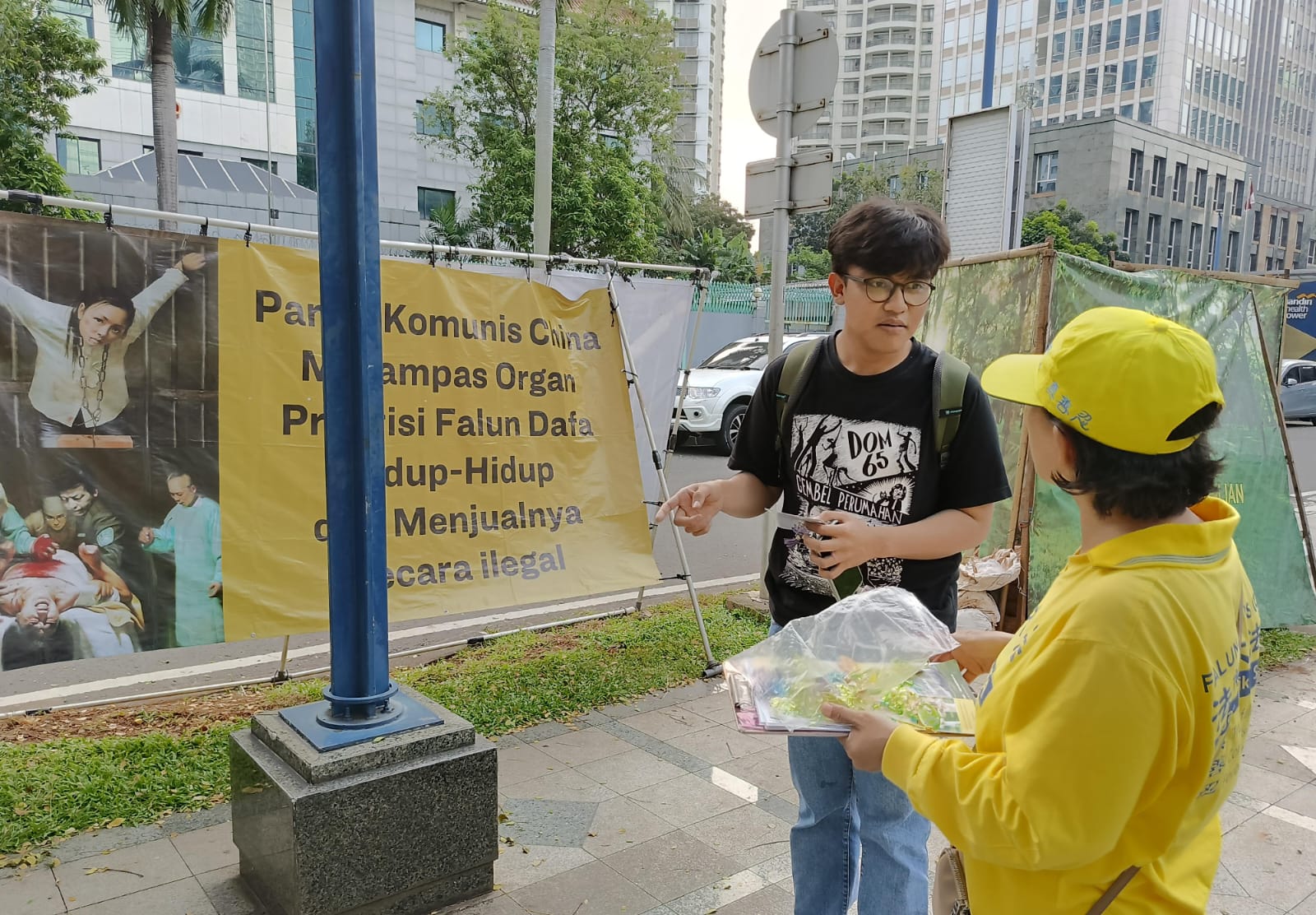 图7~8:路人对中共犯下的反人类罪行感到震惊。