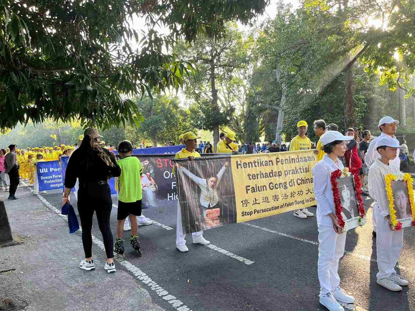 图11~12:法轮功学员在登巴萨的雷农广场举行游行,呼吁中共停止对法轮功的迫害。