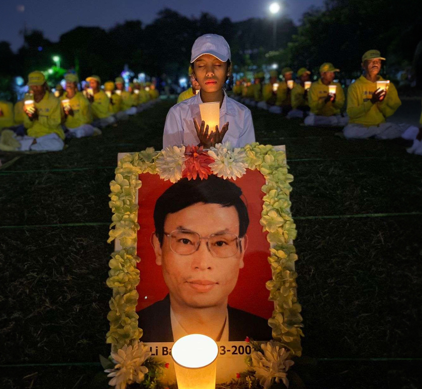 图13~14:法轮功学员用烛光夜悼的方式悼念二十五年来被中共迫害致死的法轮功学员。