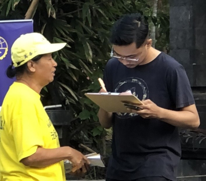 图18:尼奥曼·阿里签署请愿书,呼吁中共停止对法轮功的迫害。