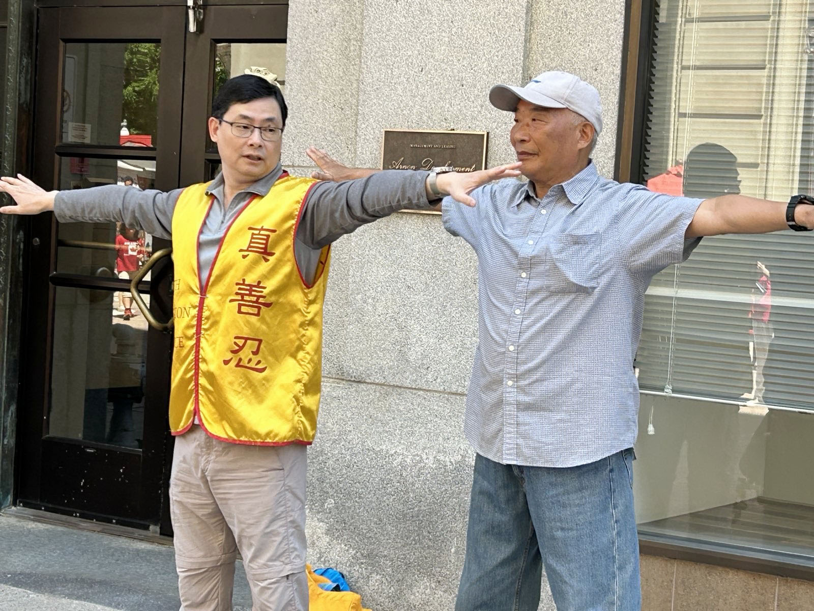图5:吕先生向法轮功学员学功。