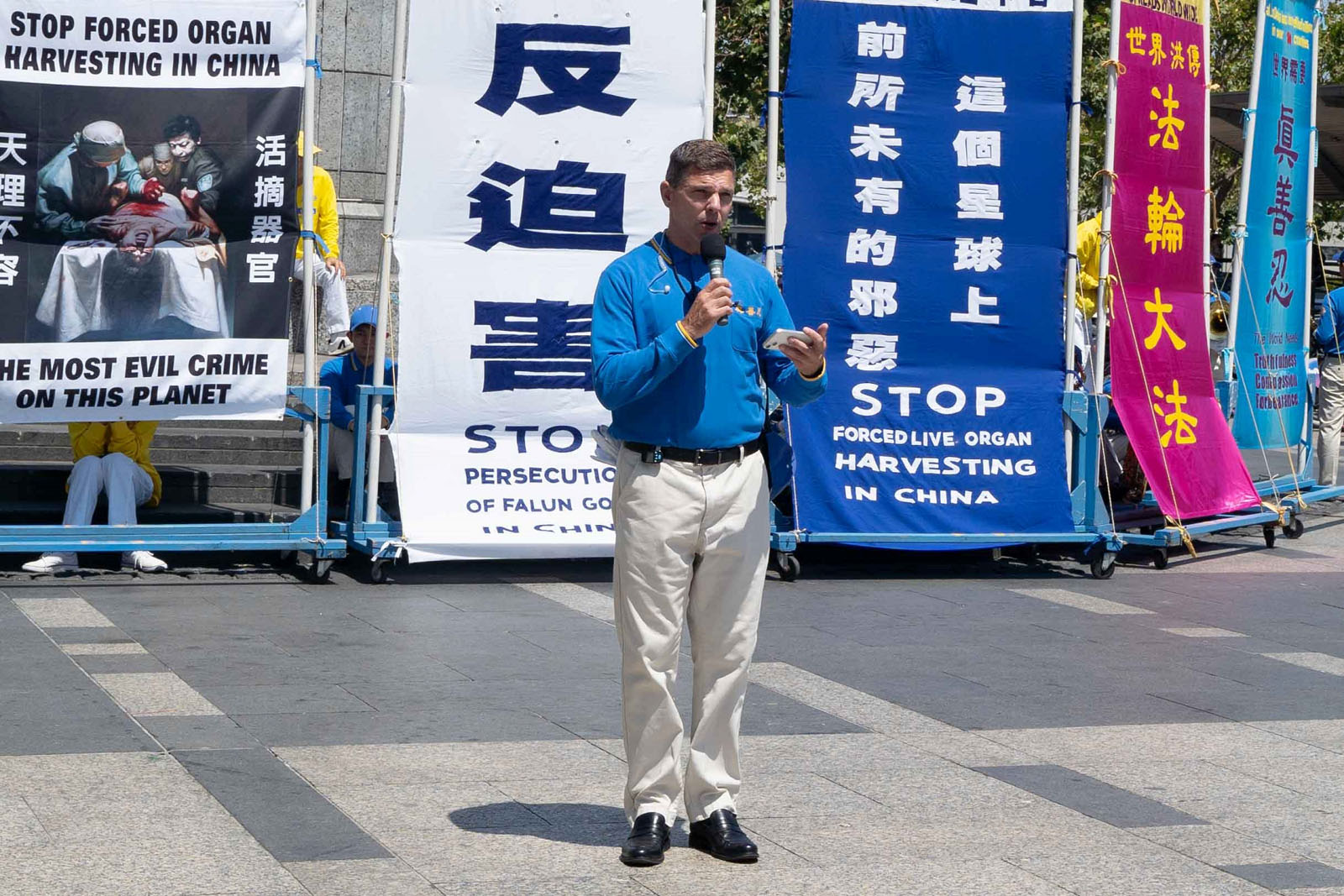图14:法轮功学员亚伯拉罕(Abraham)宣读国会议员参选人萨姆·利卡多的支持信。