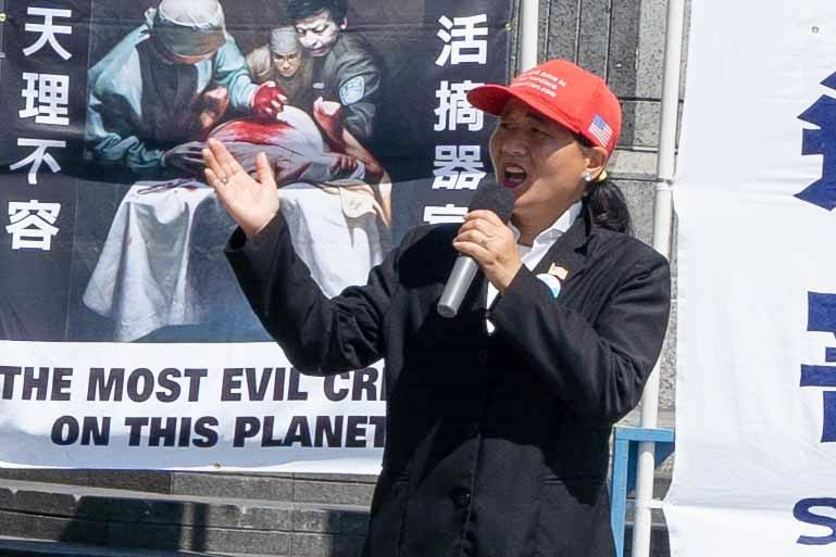 图16:旧金山市长参选人李爱晨来到活动现场发言支持法轮功。