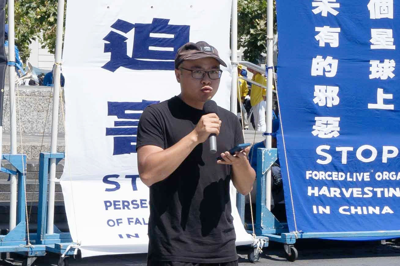 图20:去年七月来美国的大陆新移民郑先生发言。