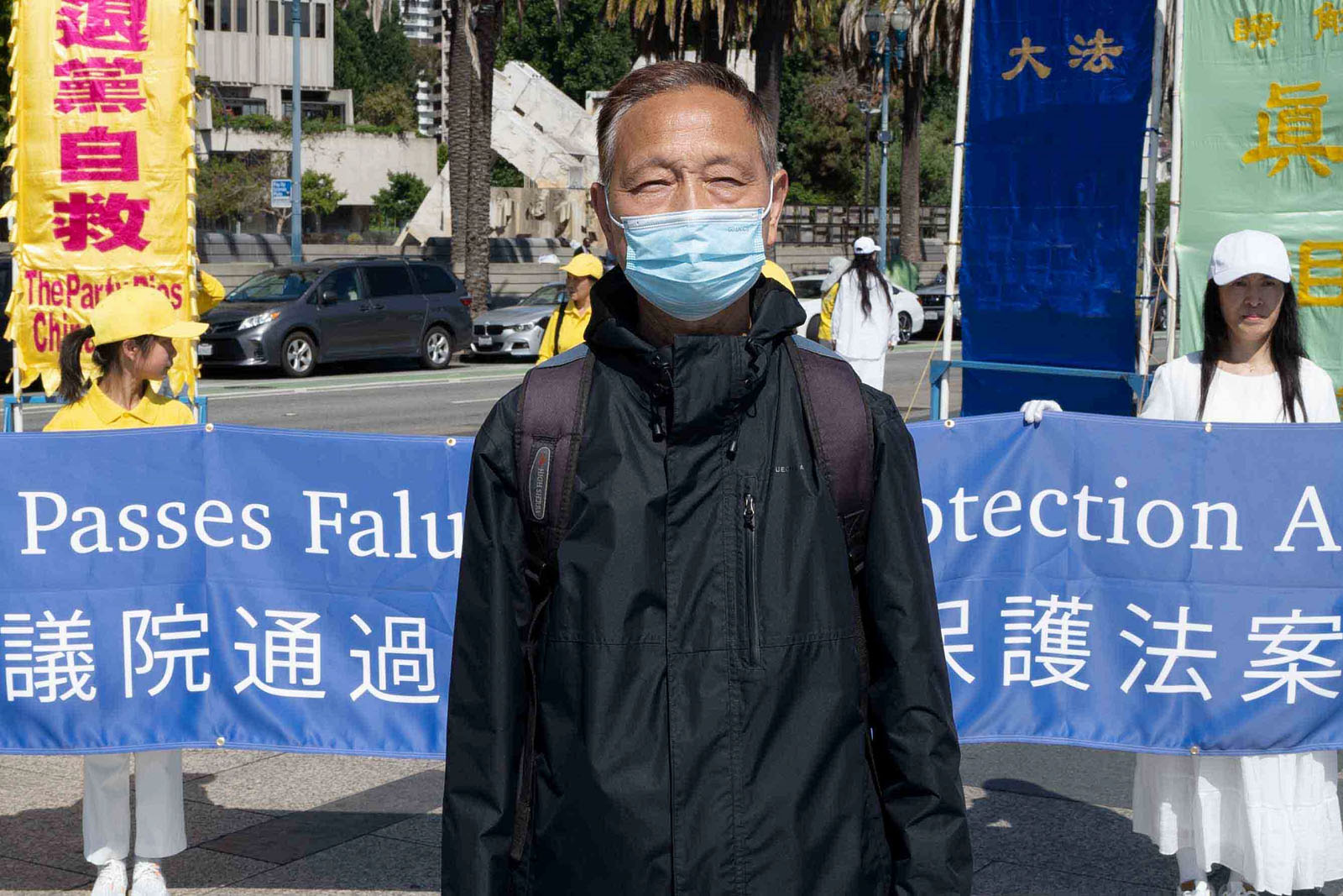 图22:从中国大陆来美的王先生说,他支持法轮功学员反迫害