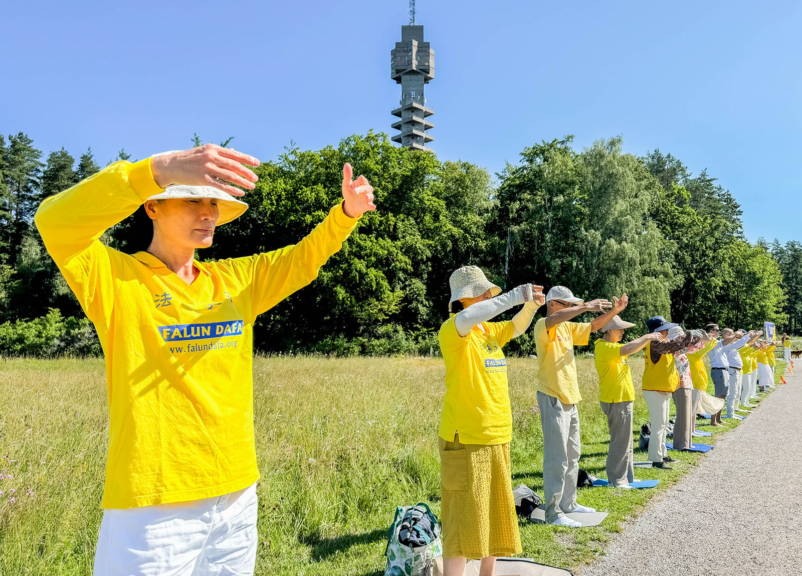 图4:法轮功学员梁女士在中使馆抗议中共迫害法轮功,呼吁停止迫害。