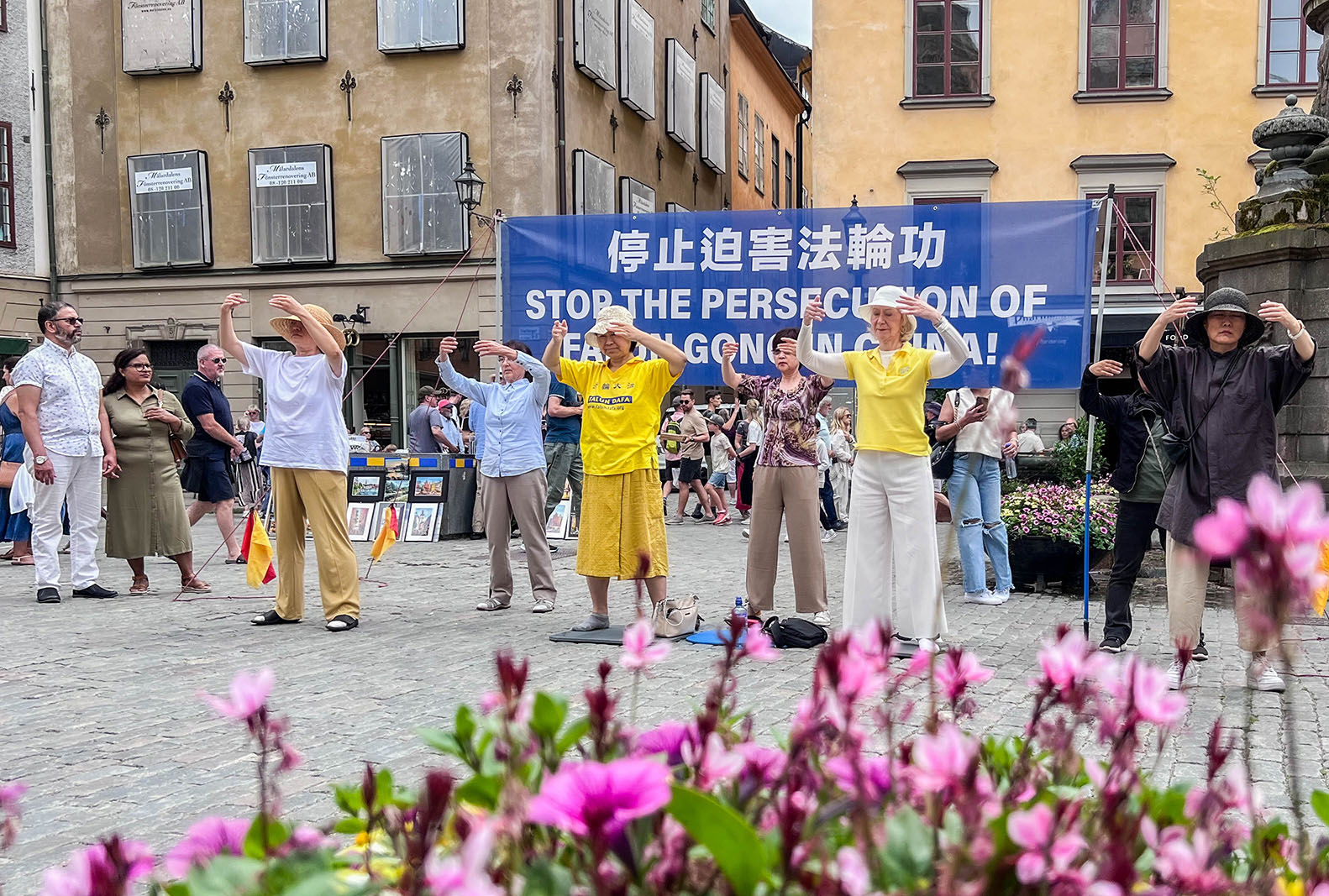 图10:法轮功学员在诺贝尔博物馆前,向当地民众及来自世界各地的游客展示功法,发资料、讲真相。