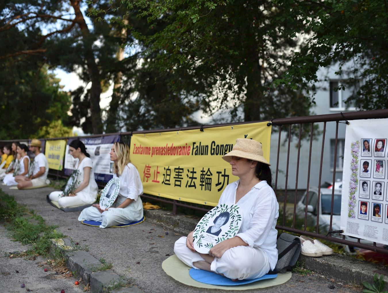 '图5~7:七月十八日,法轮功学员在中共驻布拉迪斯拉发大使馆前举行烛光悼念活动。'