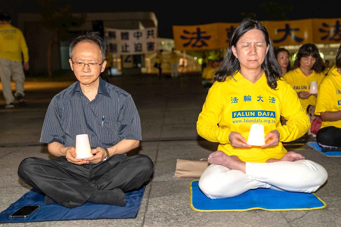'图5~6:七月二十日,到场声援的来宾与现场法轮功学员进行烛光悼念活动。'