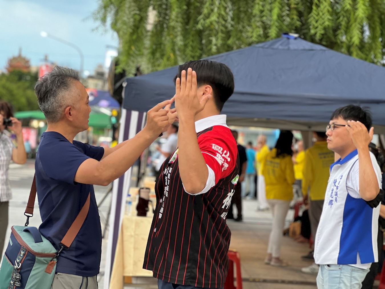 '图7:与会来宾和路过民众看到祥和的炼供场面,也跟着一起学炼功法。'