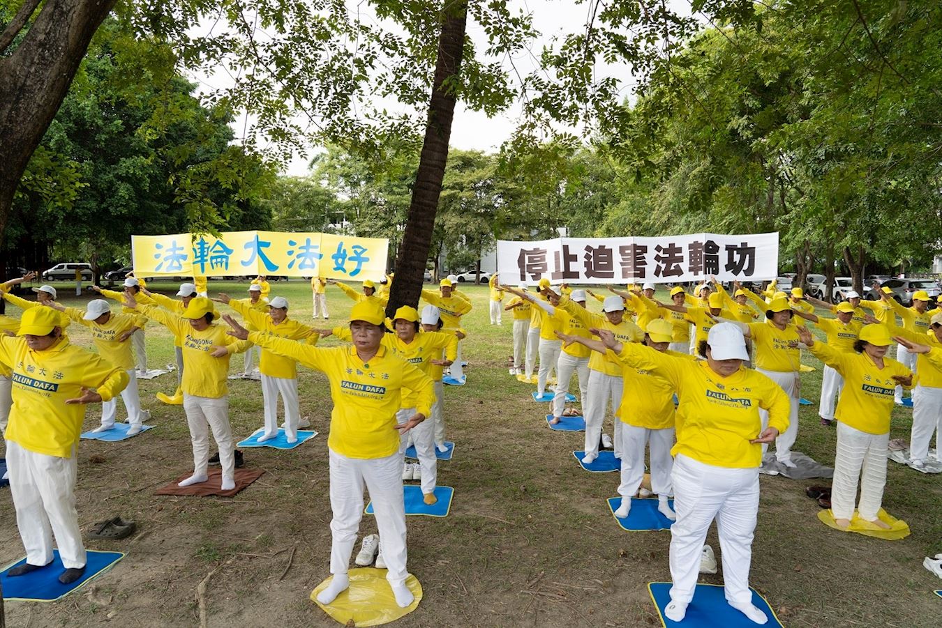 '图2~4:法轮功学员向民众展示五套祥和功法。'
