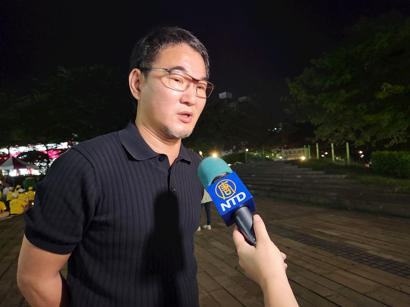 '图10:立委刘建国到云林柚子公园集会现场声援法轮功反迫害。'
