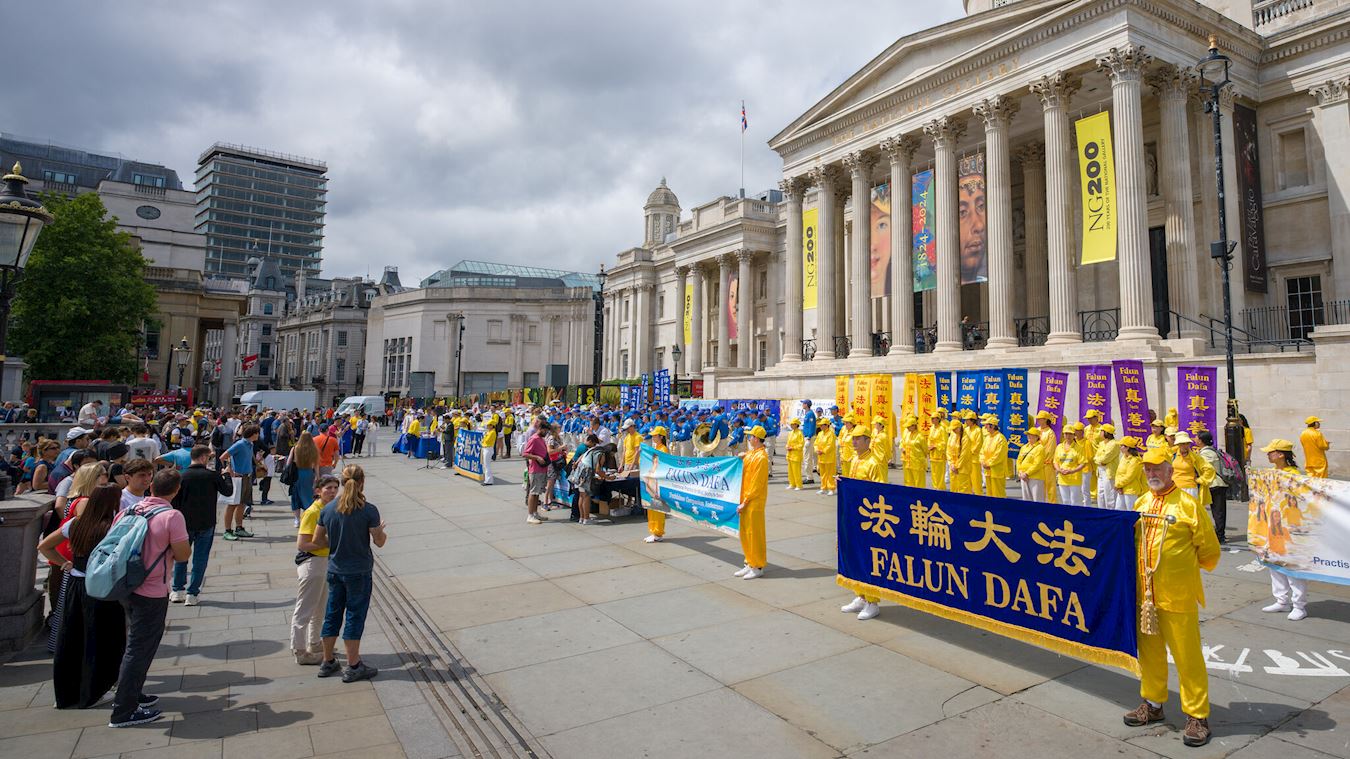 '图7~10:法轮功学员游行队伍来到鸽子广场(Trafalgar square) 的北台举行新闻发布和集会。'