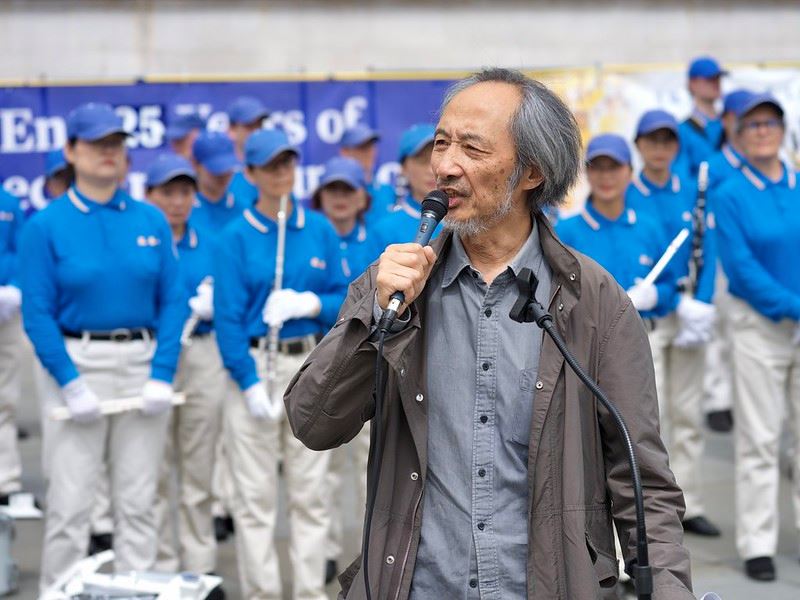 '图11:旅英著名作家马建在集会上发言'
