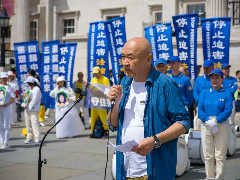 '图12:活摘器官见证人、流亡英国的前新疆医生安华托蒂在集会上发言'