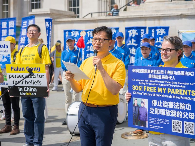 '图13:法轮功学员丁乐宾宣读了写给英国首相的公开请愿信'