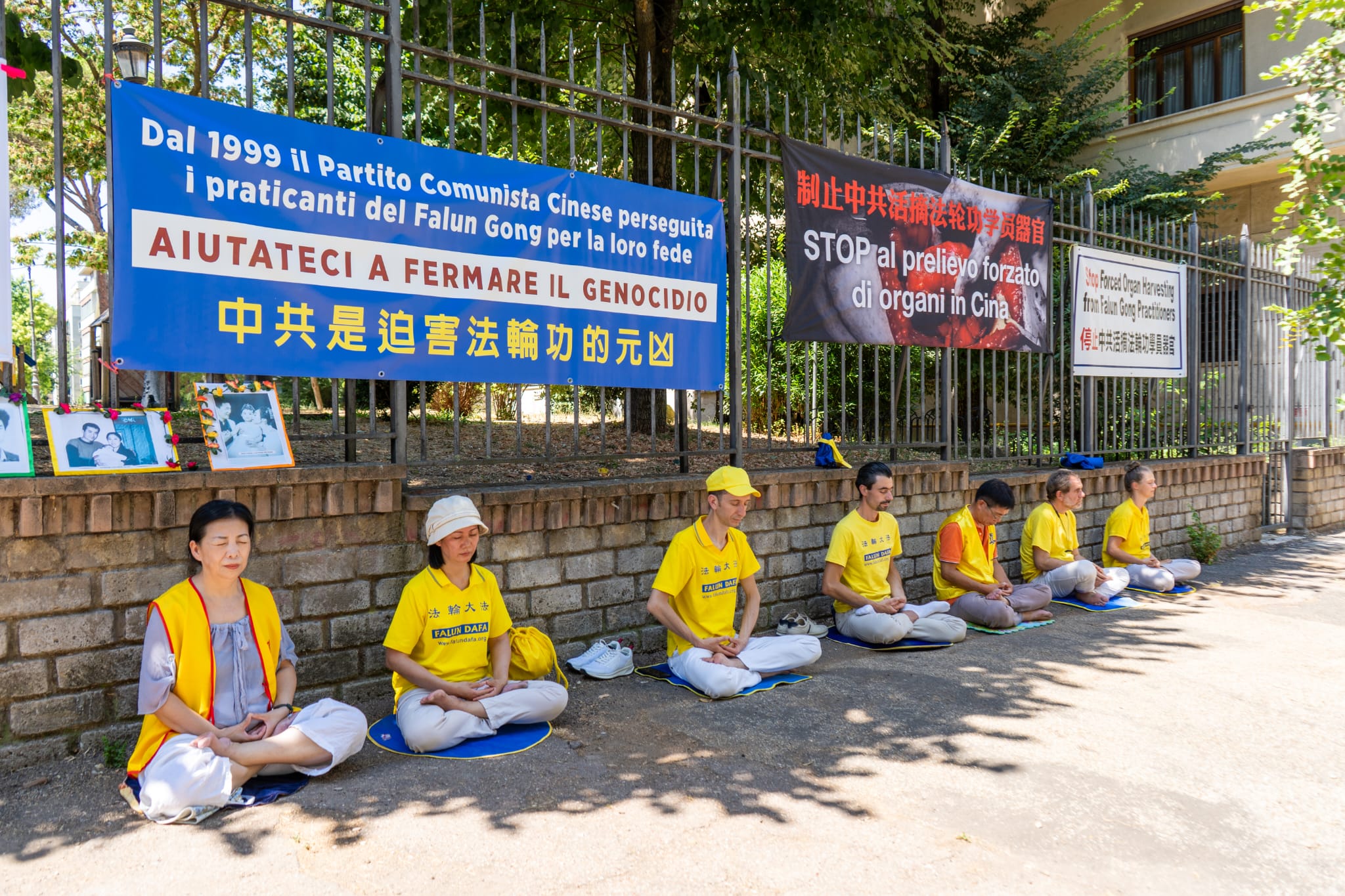 图1:二零二四年七月十九日,来自意大利全国各地的法轮功学员聚集在罗马中共大使馆前,举办和平反迫害活动。