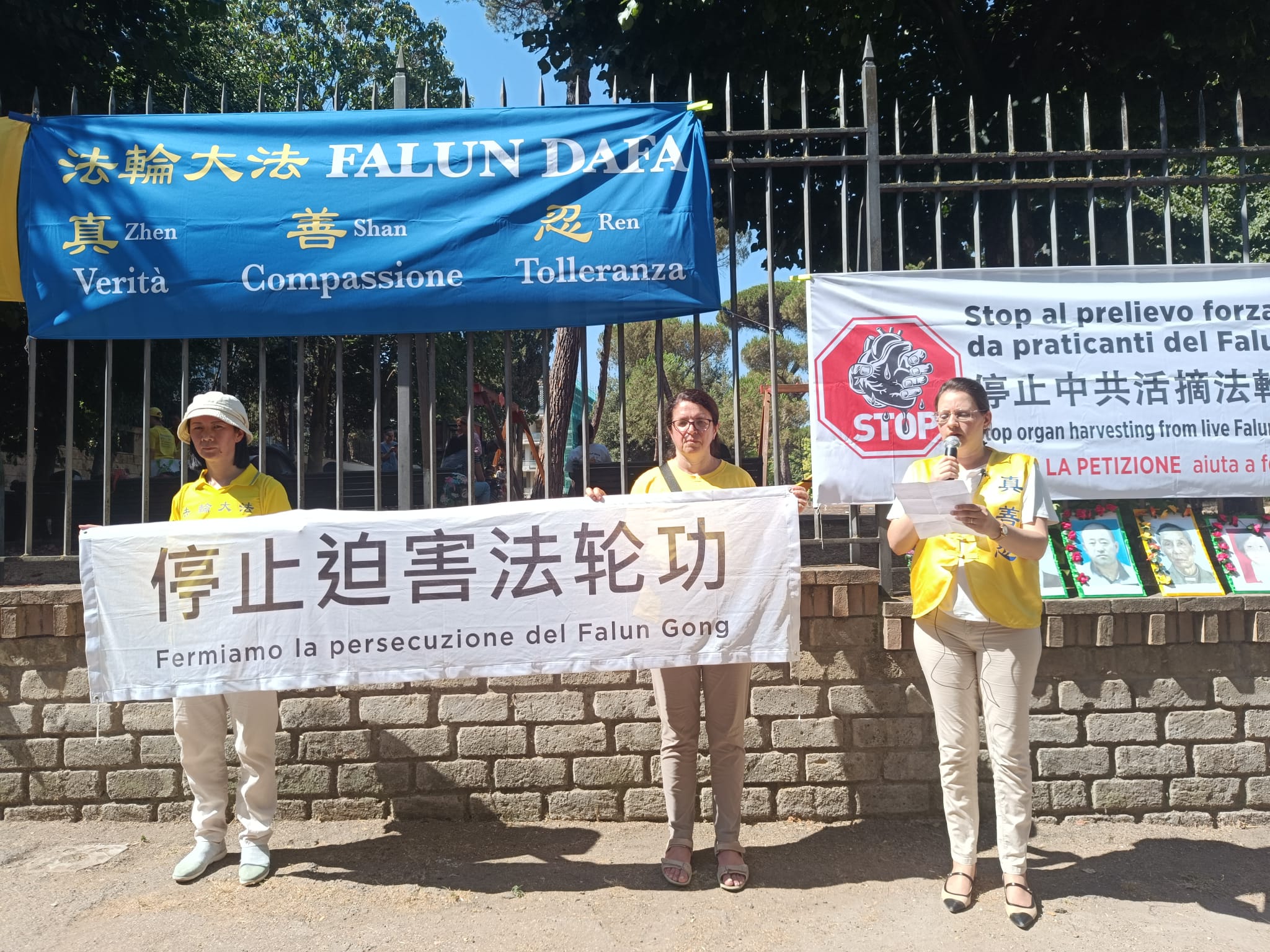 图2:意大利佛学会代表发言,揭露中共二十五年来持续对法轮功群体的残酷迫害,强烈抗议并要求中共立即停止对法轮功学员的迫害。