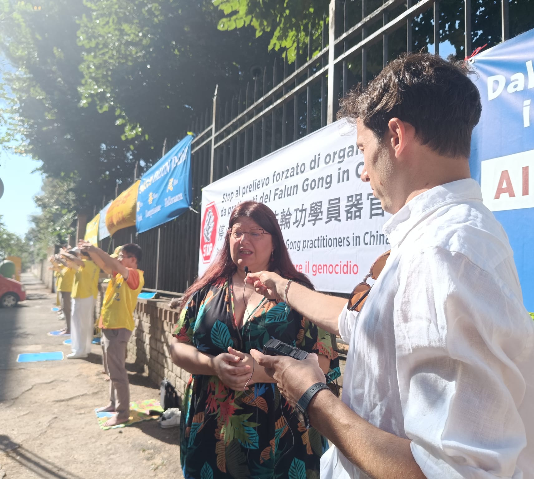 图3:意大利参议院人权委员会成员,意大利兄弟党参议员辛齐亚·佩莱格里诺(Cinzia Pellegrino)女士,来到中国大使馆法轮功学员集会现场并发言。