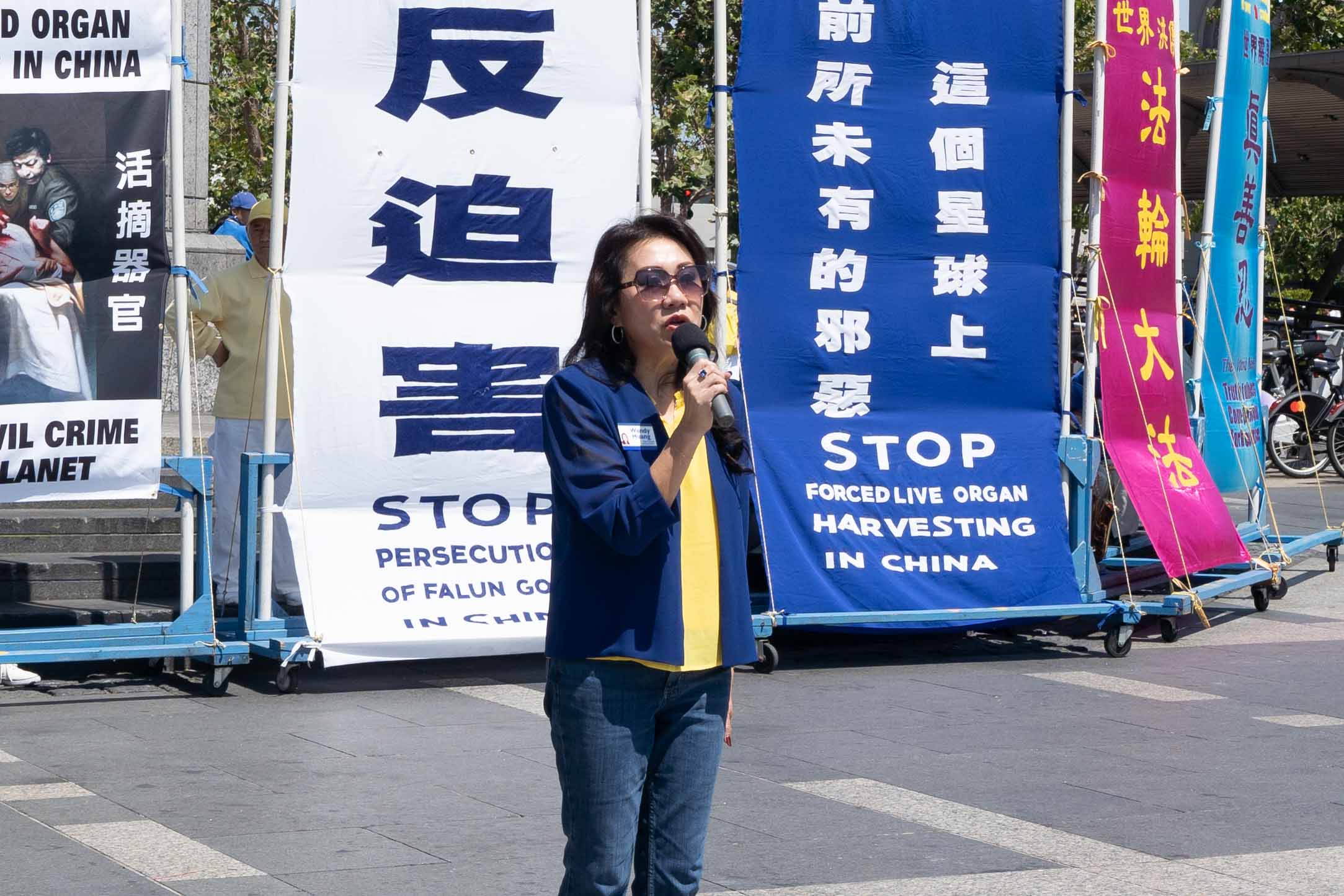 图18:联合市议员参选人黄文姿来到现场支持法轮功学员反迫害